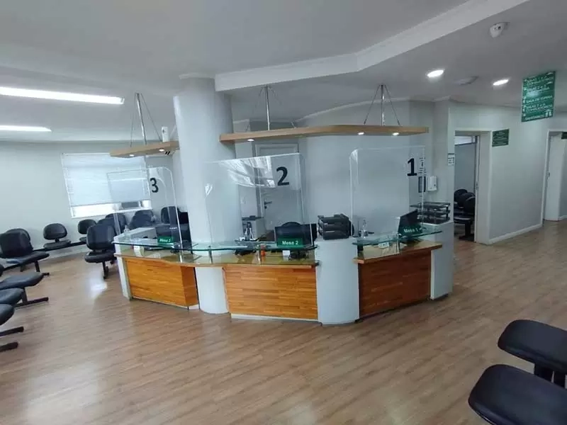 Recepção e mesas de atendimento